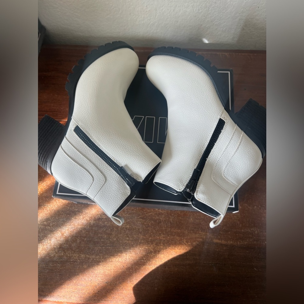 Mia Payson White Boots - Picture 10 of 11